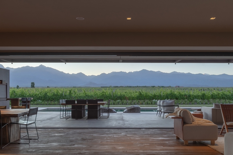 Strazik House in Mendoza design by González Olsina & Vega Arquitectos